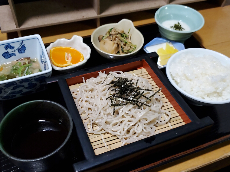 まるで旅館の朝食膳。「そば定食」(600円)