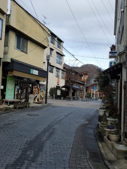 湯沢通りを進むと温泉旅館が並ぶエリア