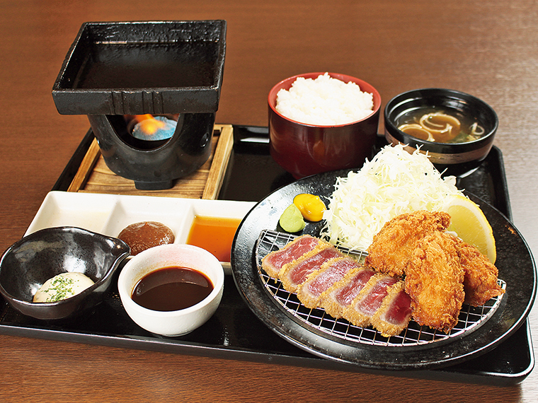 「牛かつと広島県産カキフライセット」(1,980円)。ご飯、みそ汁付き。牛カツは昆布しょうゆやニンニクみそなど3種類のタレからお好みで