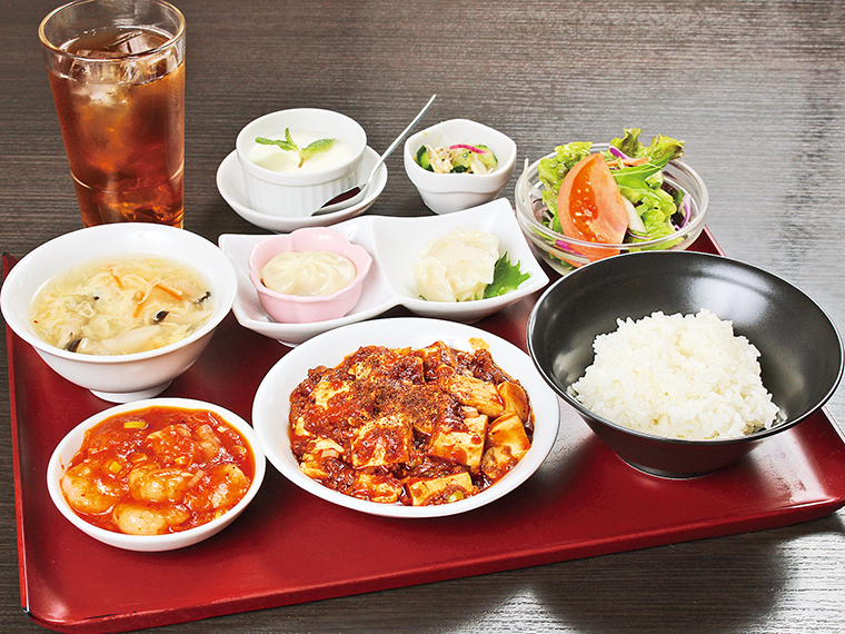 「四川麻婆ランチ」(1,550円)。麻婆豆腐、エビのチリソース、点心、サラダ、小鉢、スープ、デザート、ドリンク付き