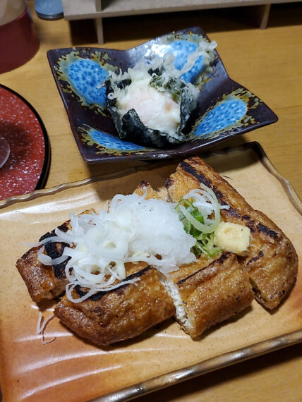 「油あげ焼き」(400円)+「ラヂ玉天」(150円)の“角玉セット”
