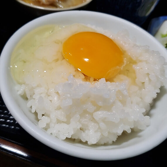 艶やかな黄色が映える生卵とギリギリまで迷います
