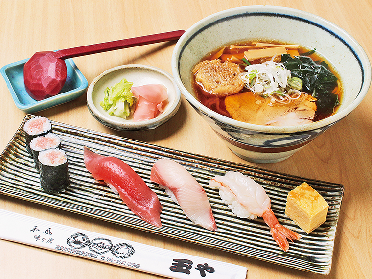 「寿しと醤油らーめん」（1,300円）。醤油ラーメン、寿司3貫、巻物、お新香付き。夜は寿司の内容や値段を変えてセットを提供