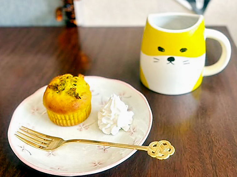 「今日のマフィンセット(ドリンク付き)」(650円)。マフィンはテイクアウトも可能