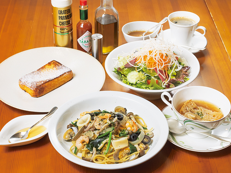 「レディースランチ」（2,200円）。サラダ、スープ、フレンチトースト、ドリンク付き。パスタやスープは仕入れにより変わる