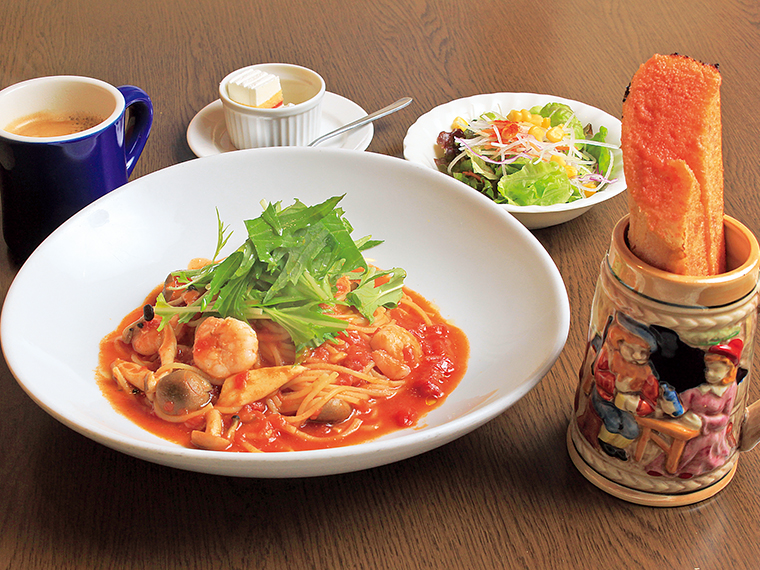 「バケットランチセット」(1,320円)。パスタ、ミニサラダ、ハーフバケット、ドリンク、ミニスイーツ付き※提供は月~土曜日、11:00~15:00