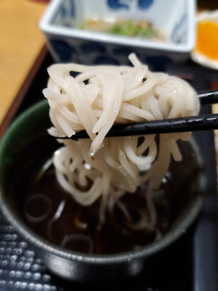 こだわりのつゆに艶やかな更科そば