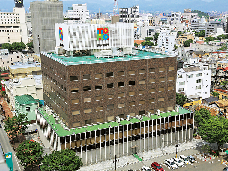 1941年(昭和16年11月4日)に誕生した「東邦銀行」。命名には「東から光を背負って進む、発展する銀行」という願いが込められている