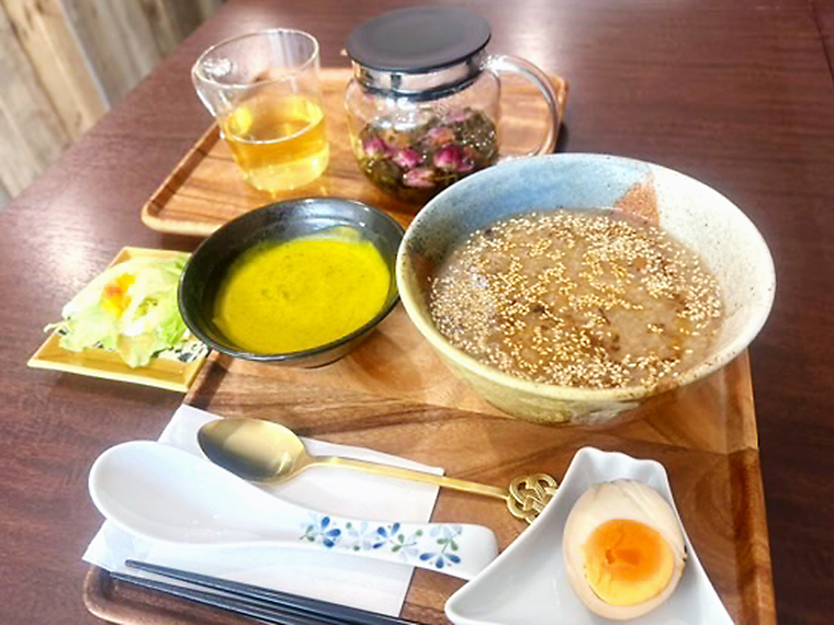 「薬膳がゆセット(総菜・ドリンク付き)」(1,080円)。免疫力の向上などに効果が期待できる