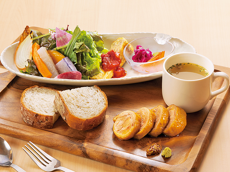 スペシャルセットメニュー「伊達鶏のロースト」(1,320円)。スープ、サラダ、旬の野菜、ライスorパン付き。他、ハンバーグやステーキなど、メインは5種の中から選べる