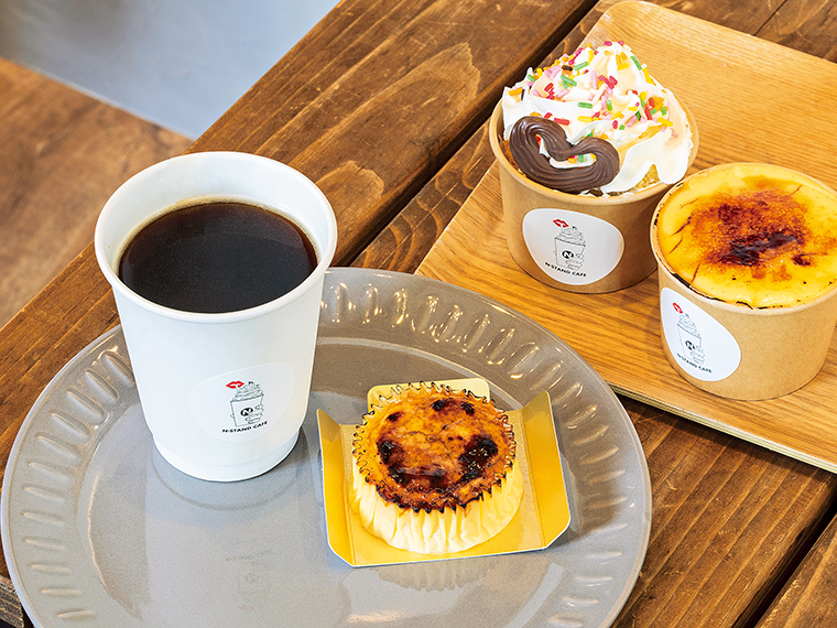 スイーツのおいしさを引き立てる深煎りコーヒー。丁寧に手作りしたバスクチーズケーキや華やかなカップシフォン(写真右上・左からプレーン450円、ブリュレ500円)と一緒に