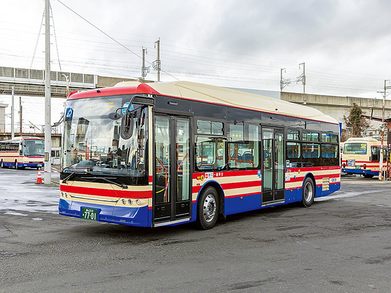 SDGsにも配慮し、電気バスの導入をスタート。車内ではUSBポートを使用できるのが便利