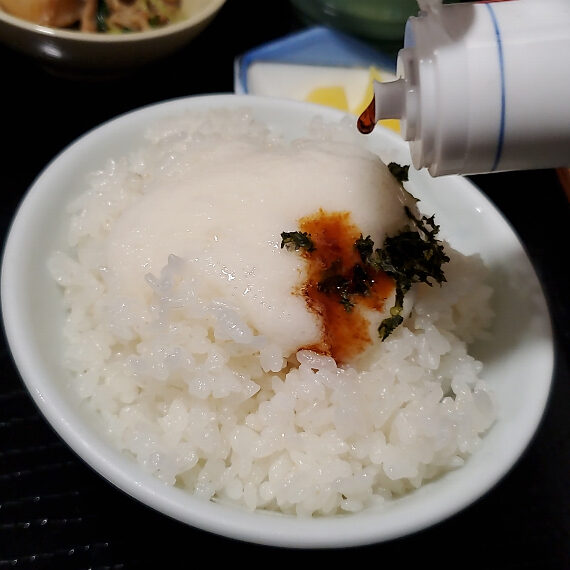 雪帽子のようなとろろかけご飯