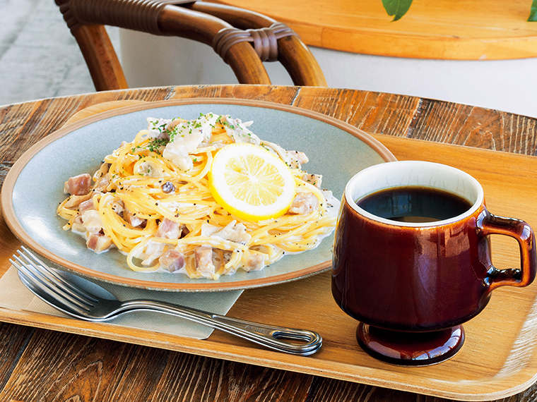 きのことベーコンを使ってうまみを凝縮した冬限定のパスタ。濃厚なクリームソースとキレのあるブレンドコーヒーが合う。レモンを搾って味変を
