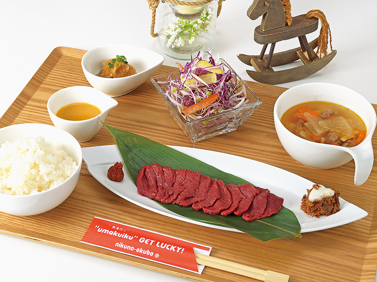 「会津ブランド馬刺しランチ」(2,530円)。馬肉は、注文が入ってからカットするため鮮度も抜群。会津産の米を使用したご飯、サラダの他、馬のすじ肉を使った「桜汁」や馬モツの酢味噌がけが付く