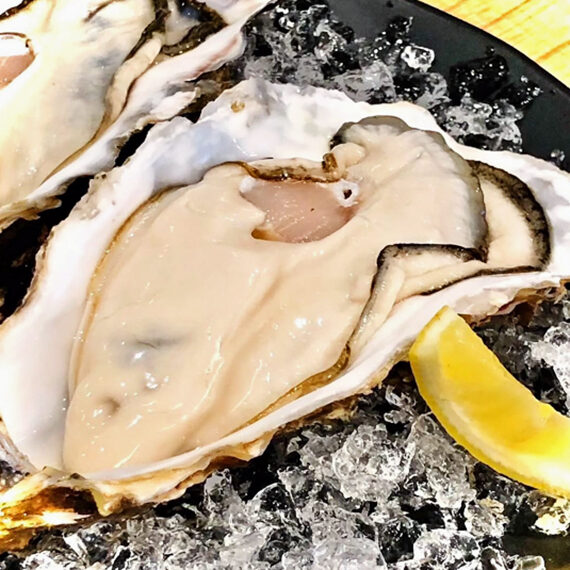 牡蠣は事前予約で取り置きも可。濃厚なうまみとクリーミーな味わいが魅力の旬の味