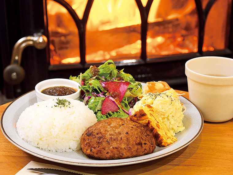 「ハンバーグ(オニオンガーリックソース)」(1,650円)。デリ、サラダ、スープ付き