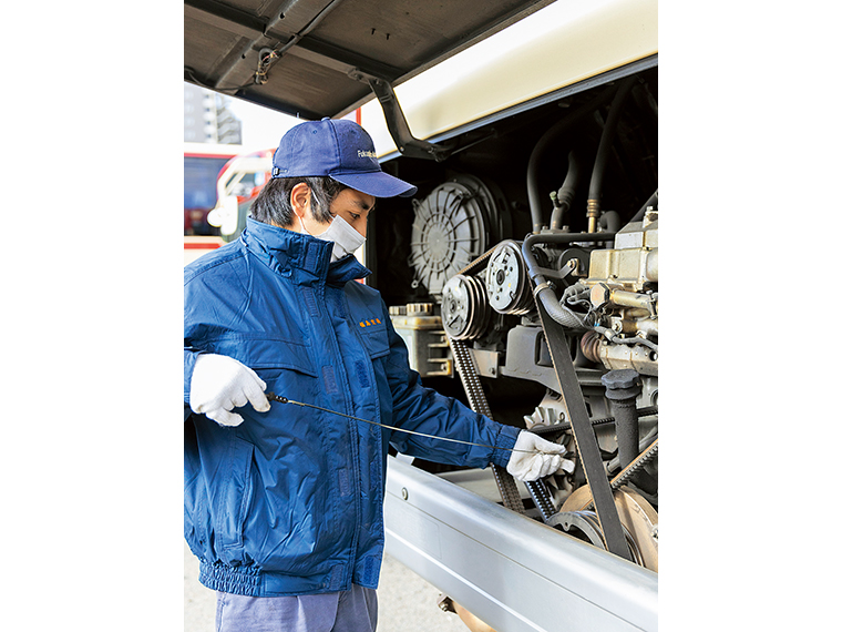 車両整備課が担当し、安全に運行するためのバスの定期点検などを行っている