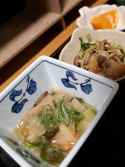 家庭的な味わいが温かい、煮物などの小鉢たち