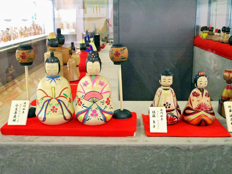 ひな祭りがモチーフのかわいらしいこけしも。遠刈田系 小笠原義雄工人作（左）、佐藤良子工人作（右）