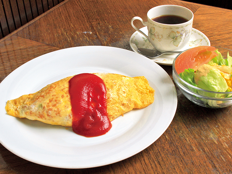 「ランチセット(エビオムライス)」(1,100円)。ドリンク、ミニサラダ付き。プラス150円で、フライドポテトなどのサイドメニューも選べる