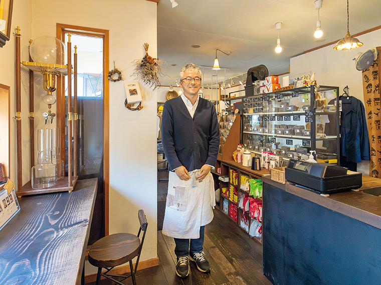 コーヒーの香りが漂う店内に立つオーナーの山口雅俊さん。「焙煎には“ものづくり”の楽しさがある」と言う