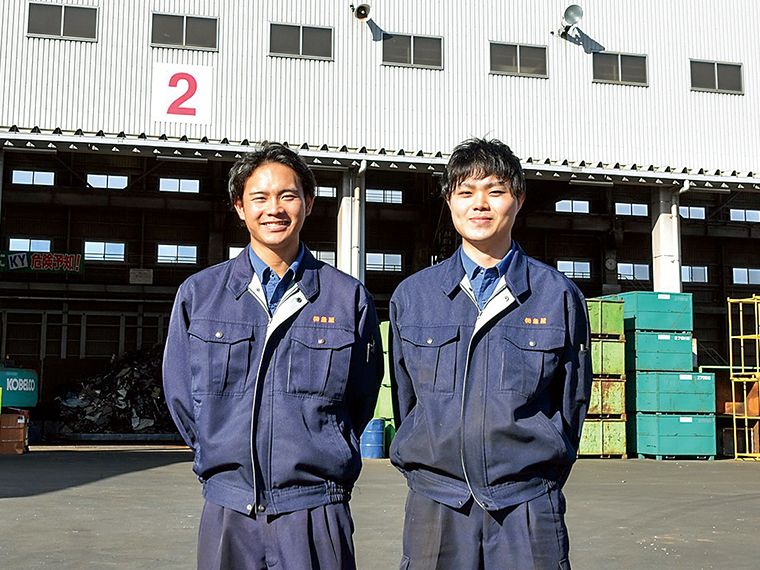 金属・廃棄物部門の橋本陽太さん(左)と島 拓夢さん(右)。技術や知識など日々新しい発見がある楽しい仕事