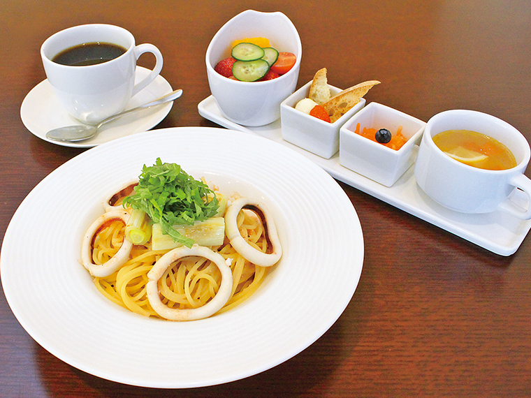 「ランチセット イカと焼ネギの明太子」（1,628円）。選べるメイン、前菜3種、フルーツスープ、ランチタイムのみコーヒーor紅茶付き