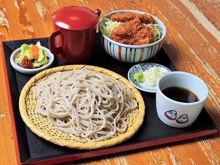「ざるそば・ミニヒレソースカツ丼セット」(1,300円)。鰹と昆布を贅沢に使ったつゆは、喉越し抜群のそばとよく合う