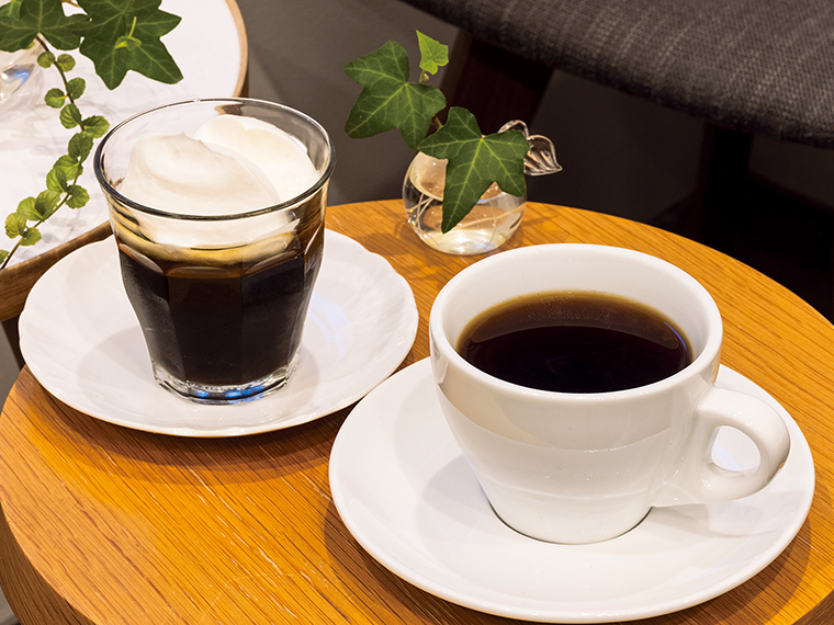 深煎りコーヒーと合わせたいのが、自家製の「coffeeゼリー」。ハチミツと、たっぷりのホイップクリームがのった唯一無二のおいしさ