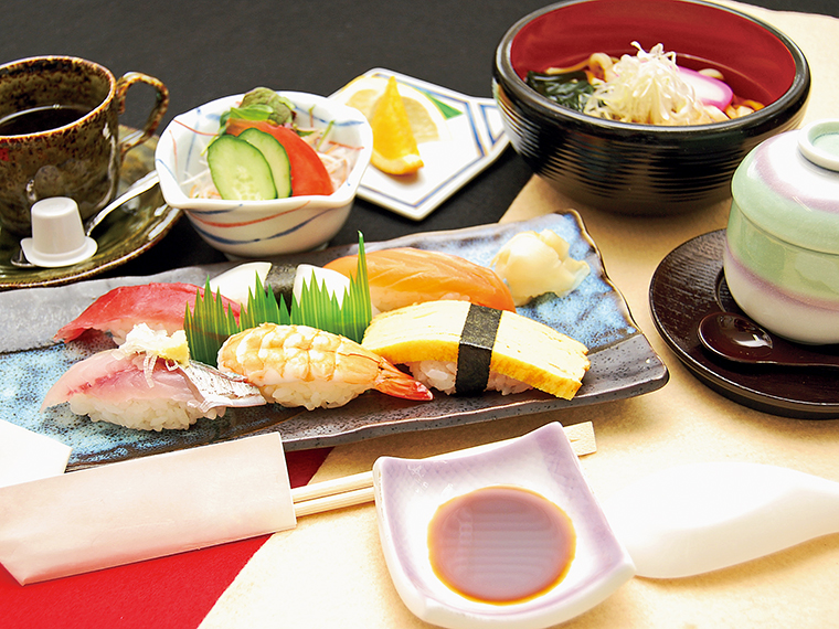 「日替わりランチ（一例）」（1,210円）。おすすめ握り6貫に、うどんorそば、サラダ、茶碗蒸しが付く