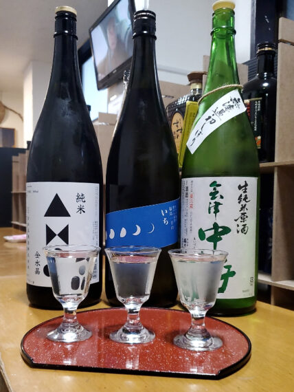 「本日の呑み比べセット」(1,000円)は、金水晶・いち・会津中将