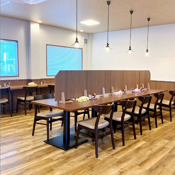 明るく落ち着いた雰囲気の店内。テーブル席とカウンター席がある