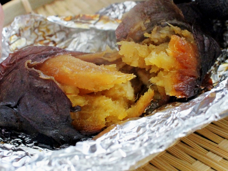 皮まで柔らかく、しっとりが好きな人は「黄金蜜焼き芋」(安納芋900円・紅はるか700円)がおすすめ