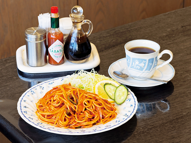 「ナポリタンセット」(700円)。やや太めの麺に絡むこだわりのケチャップソースのコク深い味わいに夢中になる。キャベツやレモンを添えたワンプレートに。ドリンクはコーヒー、紅茶、ミルクから選べる