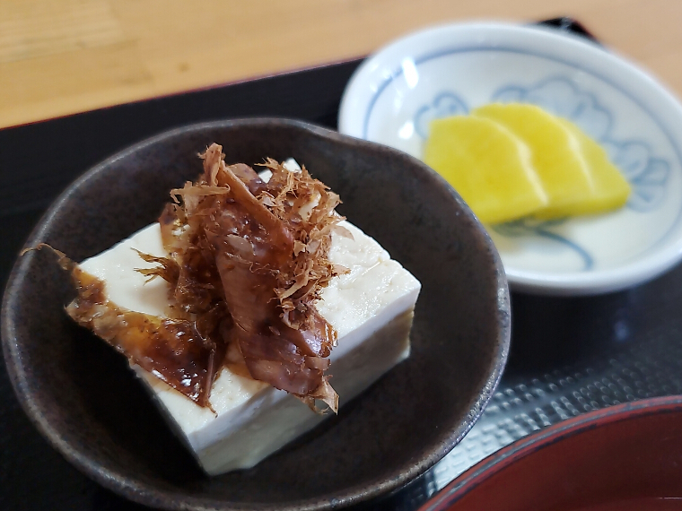 定食に添えられているとテンションが上がる冷ややっこも手抜きなし