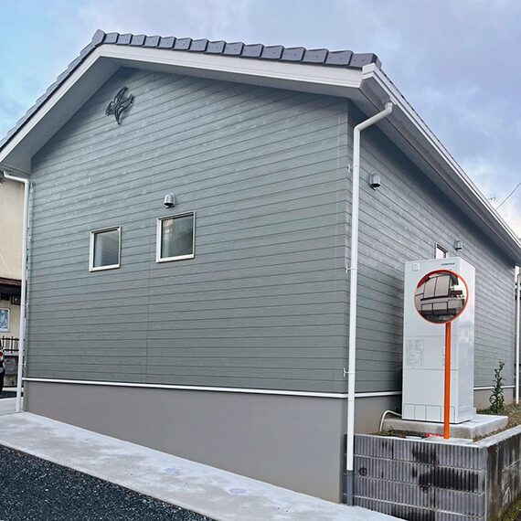 青みがかったグレーの外壁がおしゃれな店舗