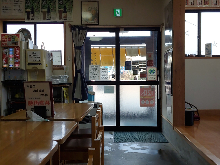大きな窓から陽も差し込んで、明るく開放的な店内