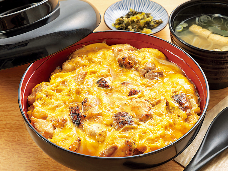 「炙り親子丼」(1,300円)。みそ汁とお新香付き。山椒をかけるとピリッとした味わいに