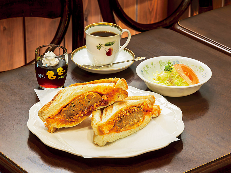 「ハンバーグホットサンド」（900円）は、肉のうまみと自家製トマトソースの爽やかさが互いを引き立てる。いわき市内の専門店に特注するパンとの相性は抜群。サラダ、デザート、 コーヒーか紅茶が付く
