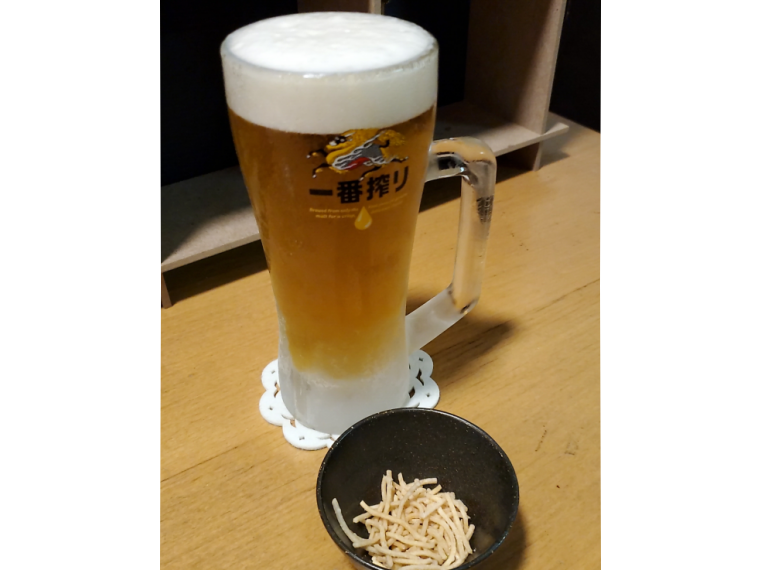 凍ったジョッキに、パリポリ感がクセになる「飯坂そばあげ」(生ビールは650円)