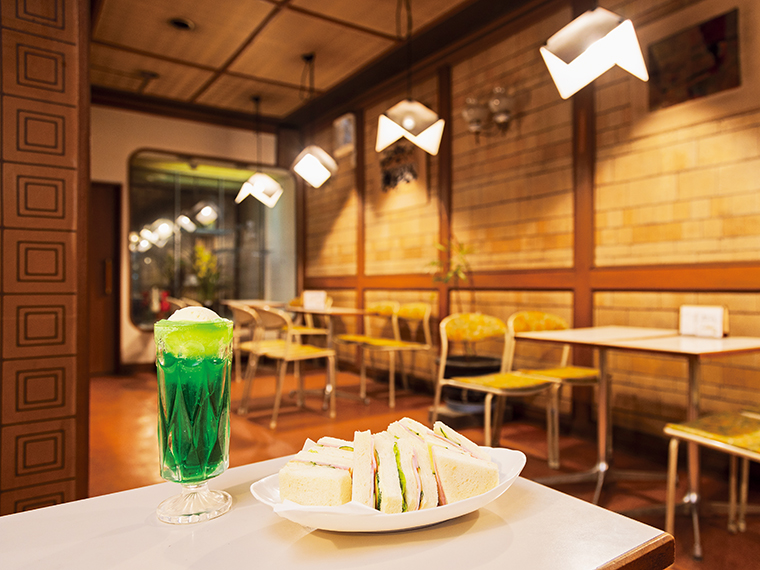 店頭でも販売されている、ふわふわの食パンを贅沢に使った「ミックスサンド」と、変わらぬ味わいで人気の「クリームソーダ」(各580円)