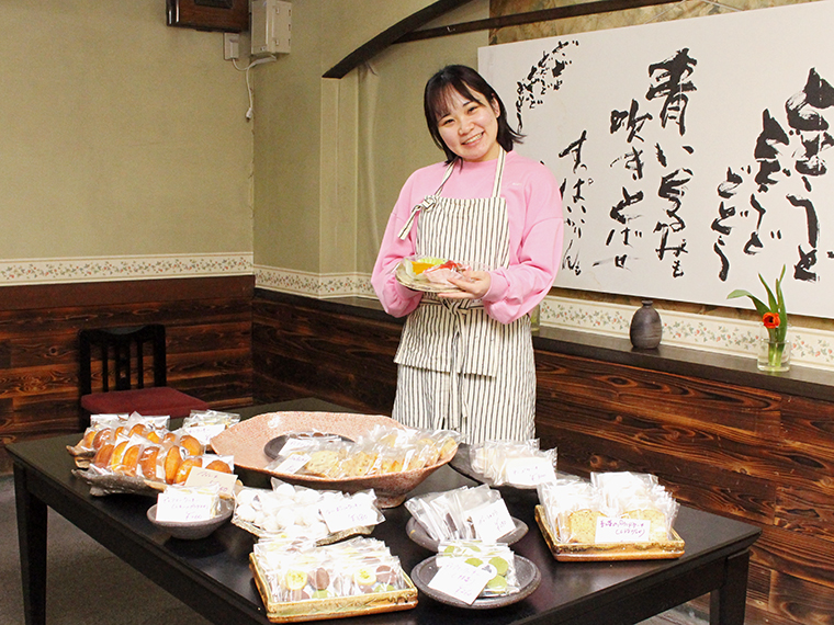 かつて懐石料理店だった頃の面影が残る店内。菓子を陳列する皿にも注目