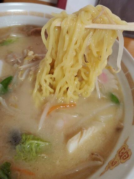 旨みスープをストレート麺が運んでくれます