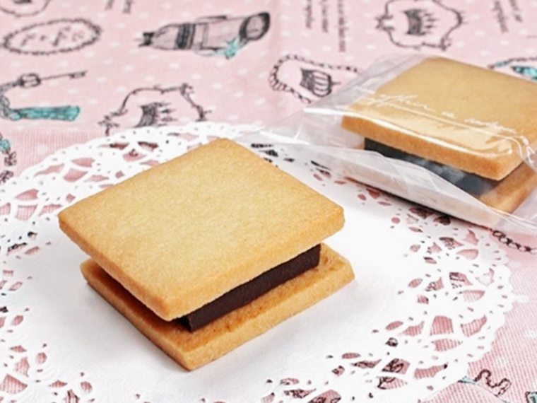 伊達市の洋菓子店「パティスリーアリュメット」の「生チョコサンド」(1,800円)。ベルギー産チョコレートを使用し、オレンジリキュールの最高級グランマルニエで香りづけした生チョコをしっとりクッキーでサンド