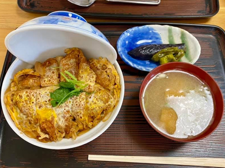 「かつ丼」も満足度の高い一杯（1,000円／部員提供）