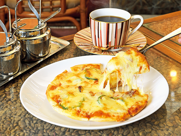 「ダッチコーヒー」(600円)と合わせた「ピザパイ」(800円)。小ぶりだが、具材が多く食べ応えあり。濃厚なチーズがコーヒーとよく合う。「ブレンドコーヒー」(450円)は帝国ホテルを手掛けた建築家フランク・ロイド・ライトデザインの復刻版カップで提供する