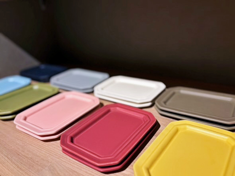 岐阜県に工房を構える作山窯の食器。鮮やかな色味とシンプルな形が特長的だ