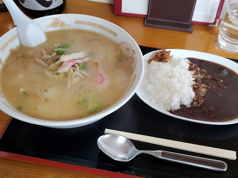 呪文のようにオーダーしたい組み合わせ。「ちゃんぽん」（麺半分800円）＋「半カレー」（400円）