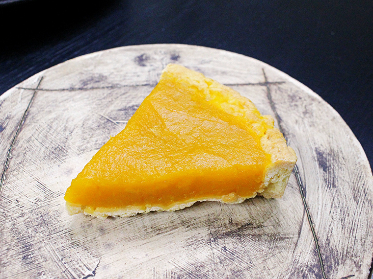 「かぼちゃタルト」(380円)。かぼちゃの仕込みは祖母が担当している